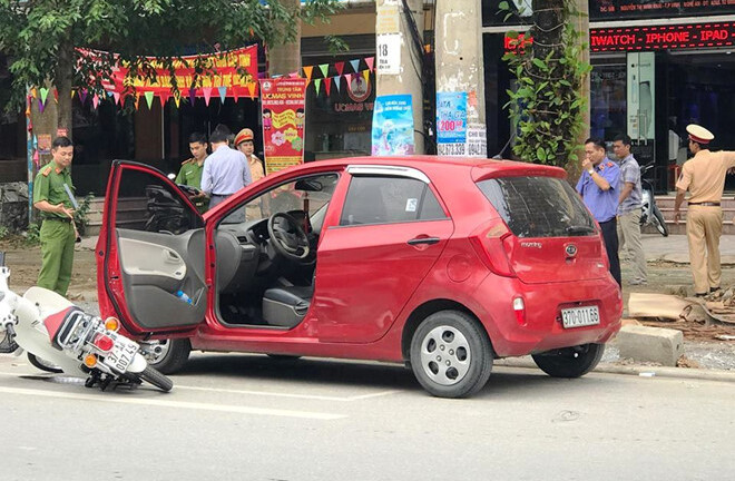 Mở cửa ô tô bất cẩn gây tai nạn, nữ sinh bất tỉnh tại chỗ