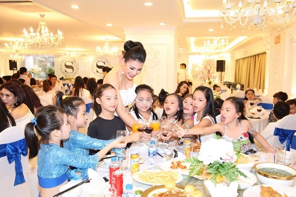 Hoa hậu doanh nhân Đàm Hương Thủy mừng sinh nhật cùng với bạn bè thân thiết