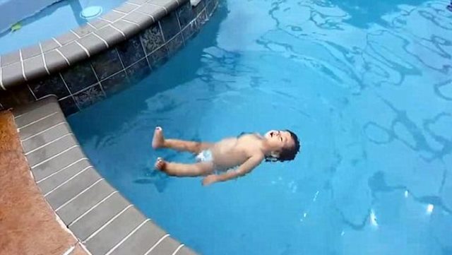 Video: Sửng sốt xem bé gái 1 tuổi bơi lội tung tăng như cá ở Mỹ