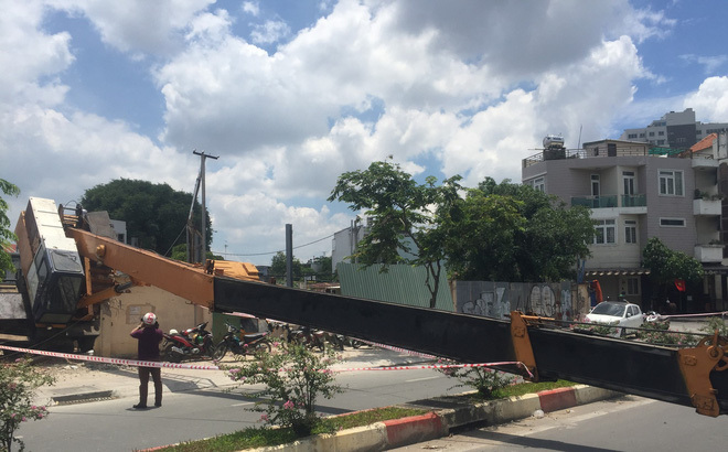 Khiếp vía cảnh cần cẩu khổng lồ đổ sập chắn ngang đường