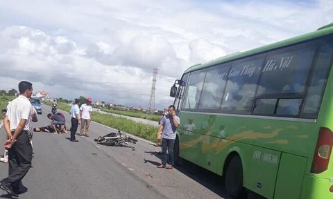 Chạy xe máy đâm trực diện vào xe khách, 2 thanh niên tử vong tại chỗ