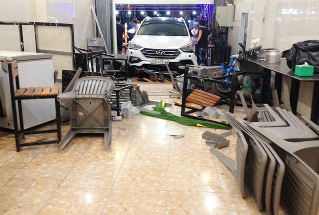 Hà Tĩnh: Ô tô 7 chỗ lao vào quán nhậu, 6 người nhập viện