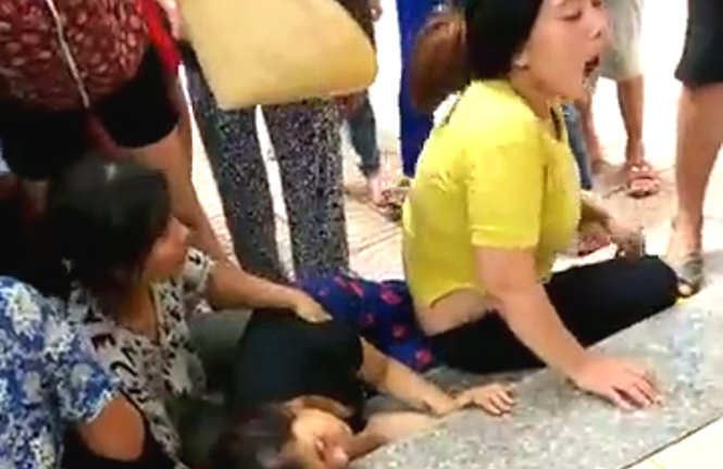 Bé trai 17 tháng tuổi chết đuối, người nhà mang thi thể lên UBND phường