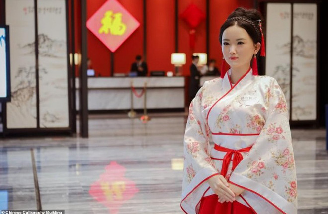 Ngỡ ngàng trước vẻ đẹp ngọt ngào của lễ tân robot