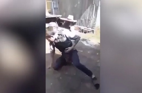 Video: Lấy thân mình thử áo chống đạn, thanh niên bị đạn găm thẳng vào bụng