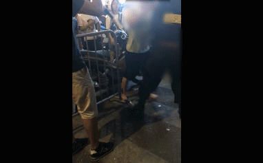 Bức xúc bố chống đối cảnh sát cơ động, mặc con gái nhỏ khóc giữa đám đông