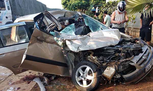 Ô tô con lao thẳng vào đuôi xe tải, 4 người thương vong