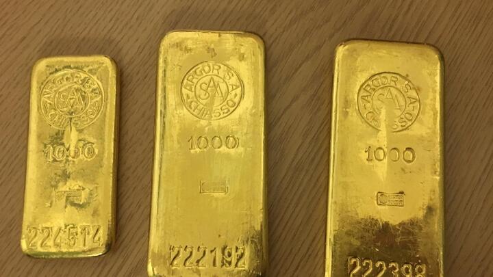 Bất ngờ nhặt được 3 thanh vàng ròng nặng 2,3kg trong tủ bếp cũ