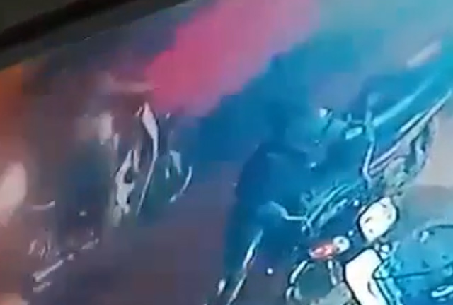 Video: Ôtô phóng như tên bắn, 