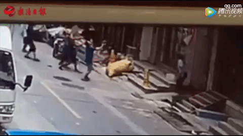 Video: Rơi từ tầng 4 xuống đất, bé gái 2 tuổi may mắn được người dân giải cứu