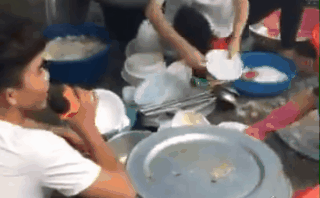 Cô dâu mang bầu ngồi rửa 