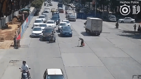 Video: Người đàn ông lái xe máy chặn đầu hàng loạt ô tô để giúp bà cụ sang đường