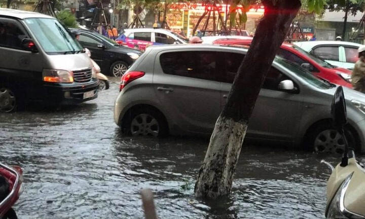 Nhiều tuyến phố Hà Nội ngập kinh hoàng, đường xá kẹt cứng sau mưa lớn giờ tan tầm