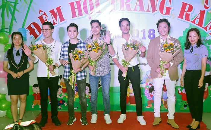 Ca sỹ Nam Cường đồng hành cùng St. Stamford tham gia lễ hội  "Đêm hội trăng rằm 2018 "
