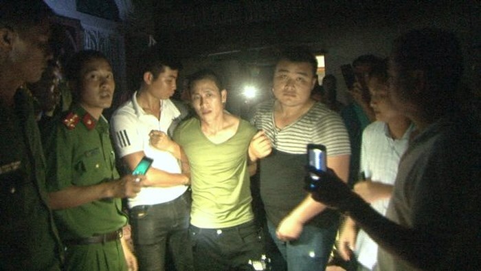 Giải cứu người phụ nữ bị thanh niên