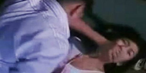 Bé gái 14 tuổi chống trả quyết liệt, cắn đứt lưỡi