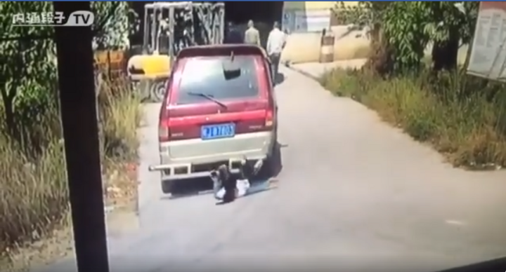 Video: Hiểm họa khôn lường của việc vừa đi vừa 