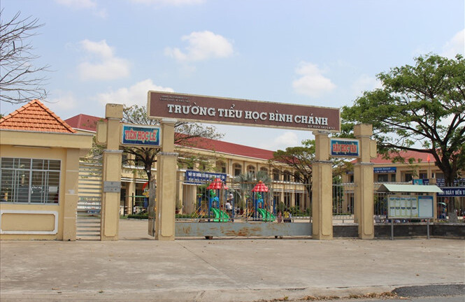 Kỷ luật cảnh cáo cô giáo quỳ gối xin lỗi phụ huynh