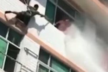 Video: Xem lính cứu hỏa xịt vòi rồng ngăn cô gái tự tử