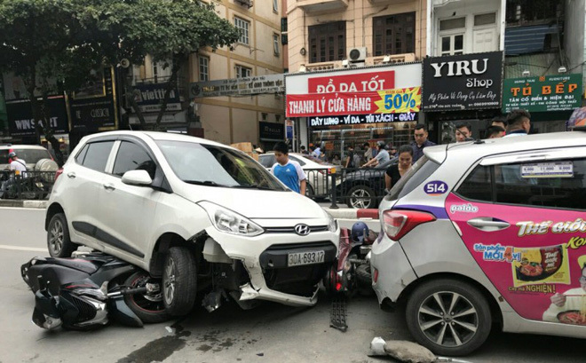 Tin tai nạn giao thông mới nhất ngày 30/9/2018: Tài xế ôtô “điên” đâm 4 người nhập viện