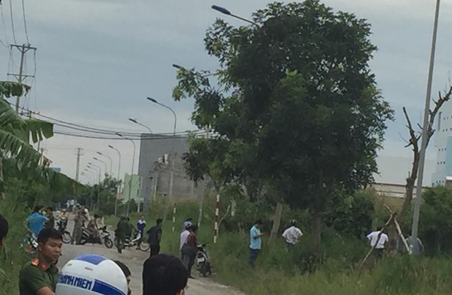 Phát hiện thi thể người đàn ông trên bãi cỏ, với vết cắt ở cổ