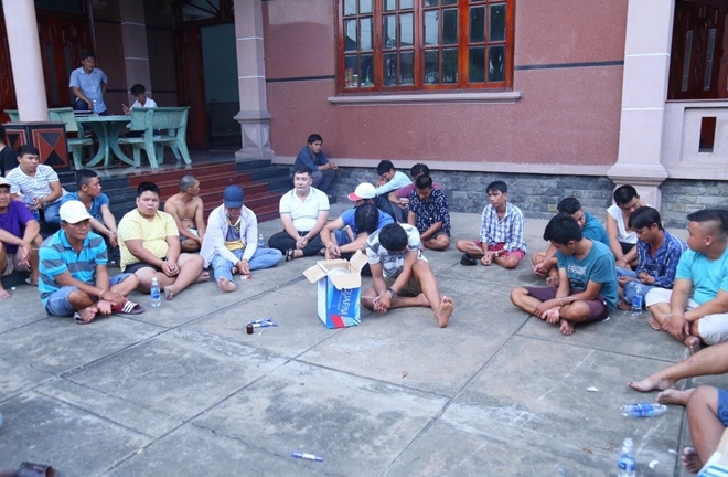 Công an triệt phá ổ cờ bạc trong căn biệt thự ở Bình Dương, thu giữ hơn 1 tỷ đồng