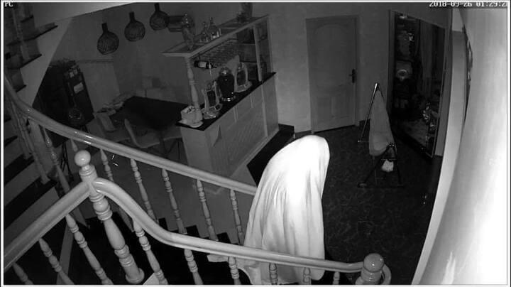 Video: Hoảng hồn phát hiện trộm trùm chăn đột nhập vào nhà dân trộm đồ