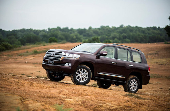 Bảng giá xe Toyota mới nhất tháng 10/2018: Camry 2.0E 2018 giá 997 triệu đồng