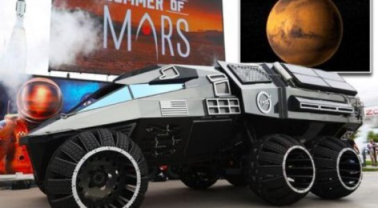 Video: Bất ngờ xe thám hiểm sao Hỏa xuất hiện trên phố