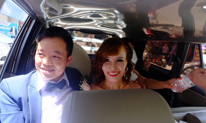 Sốt sình sịch clip toàn cảnh phóng sự cưới của cô dâu 61 tuổi ngày về nhà chồng