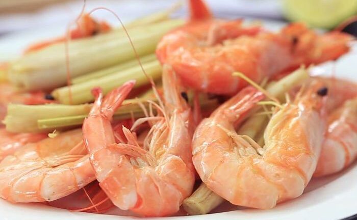 Món ngon mỗi ngày: Tôm hấp sả thơm ngon cho bữa tối nhẹ bụng