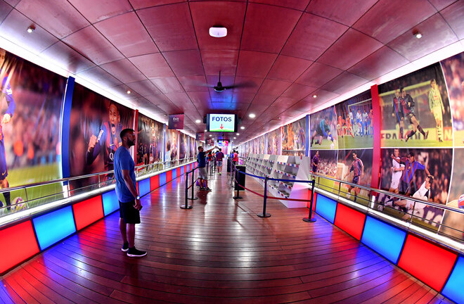 Barcelona trở thành đội bóng đầu tiên đạt doanh thu kỷ lục 1 tỷ USD