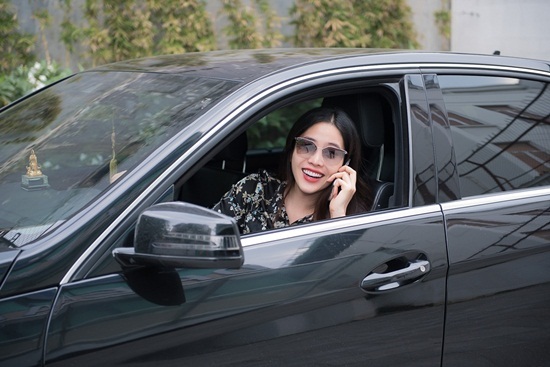 Sau lùm xùm tình cảm, tăng cân quá đà, Nam Em tươi tắn đi nhận nút bạc Youtube