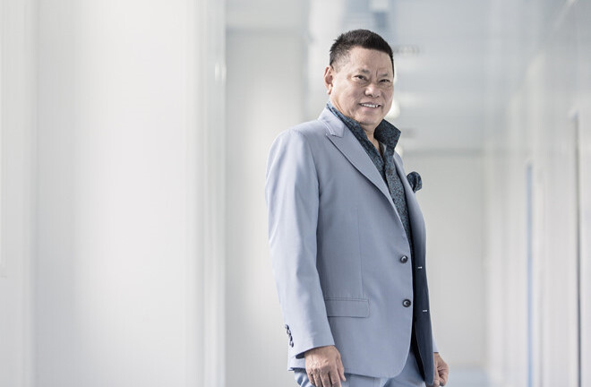 Tỷ phú Hoàng Kiều rớt khỏi danh sách những người giàu nhất nước Mỹ