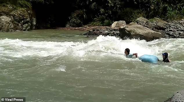 Video: Cảm động cảnh giáo viên thả trôi dưới dòng nước chạy xiết để tới trường tại Philippines