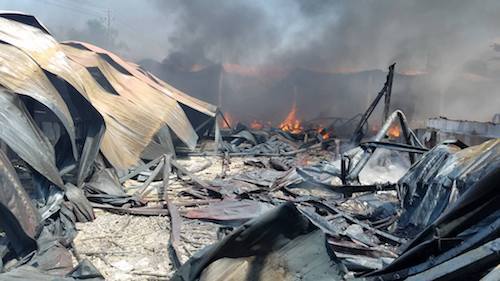 Xưởng sản xuất ghế mây bốc cháy dữ dội giữa trưa