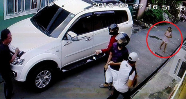  Video: Bé gái 8 tuổi chiến đấu với 4 tên cướp có vũ trang