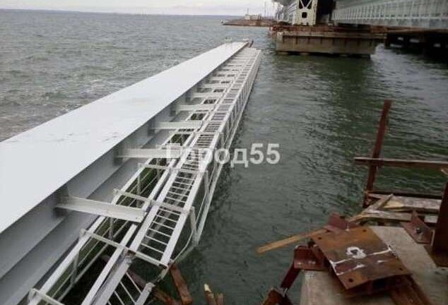 Cây cầu nối Nga với bán đảo Crimea gặp sự cố: Một phần đường sắt rơi xuống biển