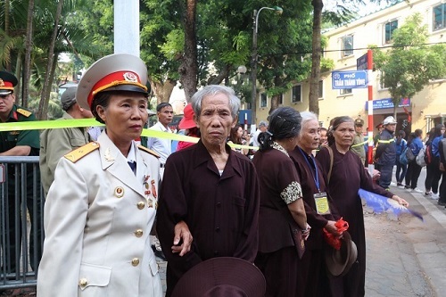 Người dân xếp hàng chờ đưa tiễn nguyên Tổng Bí thư Đỗ Mười