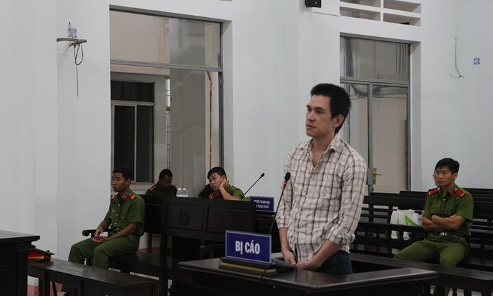 Xét xử người chồng đâm chết vợ 