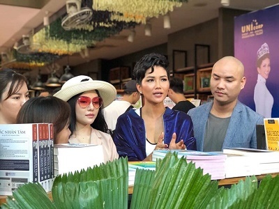 Hoa hậu hoàn vũ H'Hen Niê thân thiết cùng ông trùm truyền thông mạng xã hội A Tuân