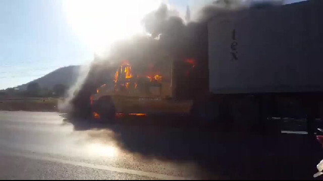 Video: Xe container cháy trơ khung trên đường Hồ Chí Minh