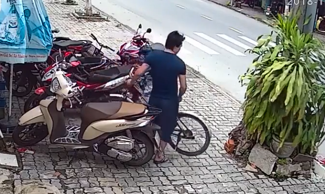 Video: Kỳ lạ thanh niên đi xe máy trộm xe đạp