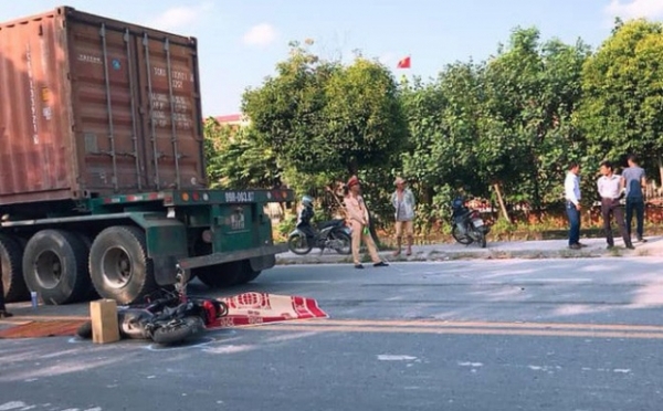 Thái Bình: Va chạm với xe container, nữ sinh cấp 3 tử vong tại chỗ