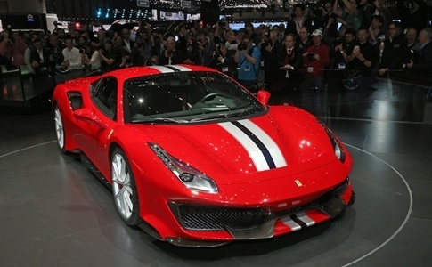 Đưa con đi học bằng siêu xe, người đàn ông Trung Quốc bị các phụ huynh khác