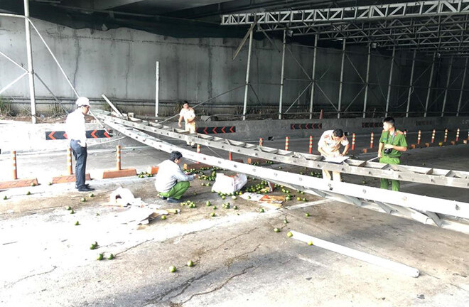 Tin tức thời sự 24h mới nhất ngày 16/10/2018: Lộ diện chủ xe tải gây sập giàn giáo trước hầm Thủ Thiêm