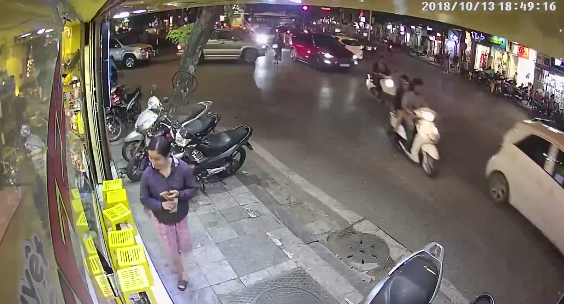 Video: Cướp đi xe máy giật phăng điện thoại của cô gái trên phố