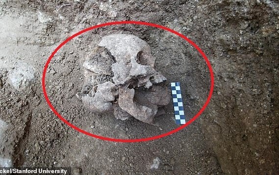 Phát hiện bộ hài cốt đứa trẻ bị nhét đá vào miệng để ngăn “đội mồ sống lại”