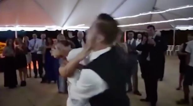 Bi hài cảnh cô dâu bị chú rể đẩy ngã chổng vó ngay trong ngày cưới