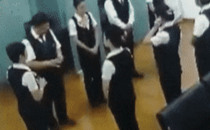 Video: Nhân viên ngân hàng hoảng hốt khi trăn lớn bất ngờ rơi xuống từ trần nhà